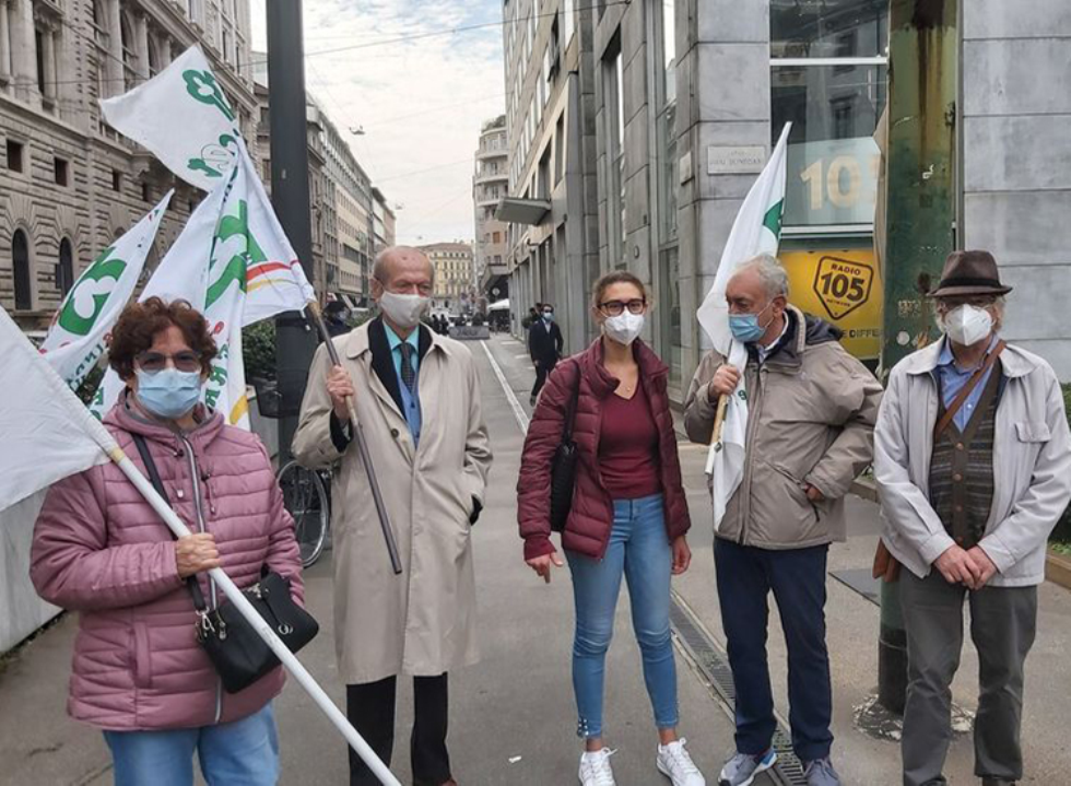 Sfratti in via della Pila a Milano: protesta dei sindacati