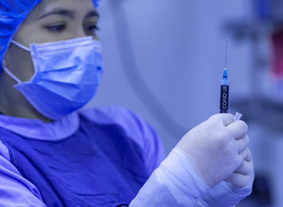 Vaccini Covid in Lombardia: non cambiano le date per chi ha più di 60 anni 