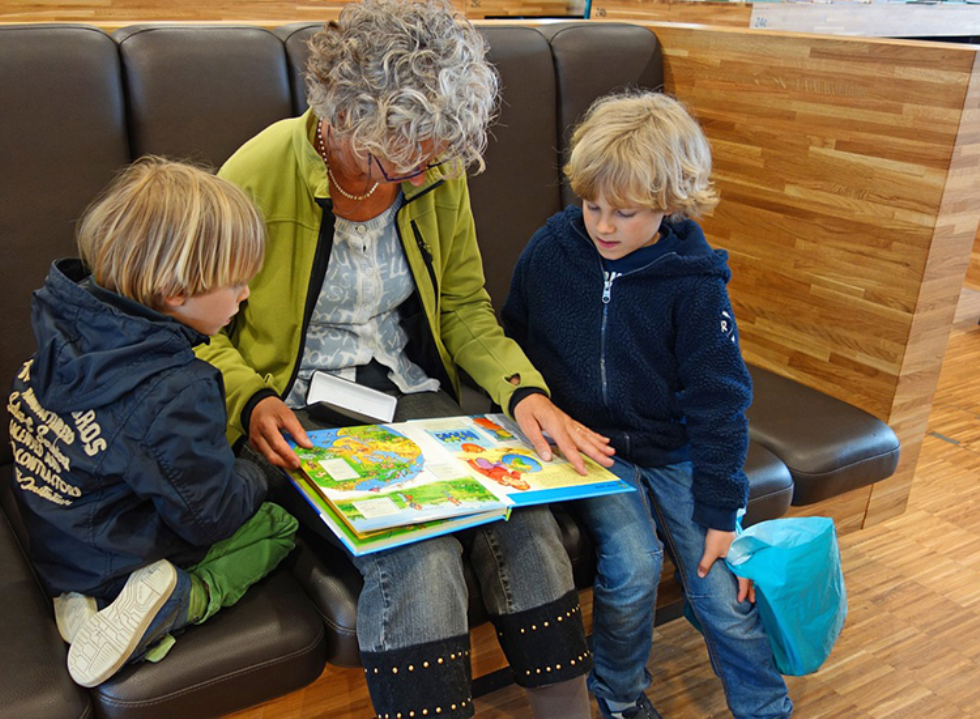 I nonni si occupano dei nipoti anche in vacanza. Welfare all’italiana