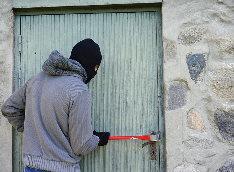 Furti in casa, aumentano davvero? Cosa fare per difendersi prima di partire 