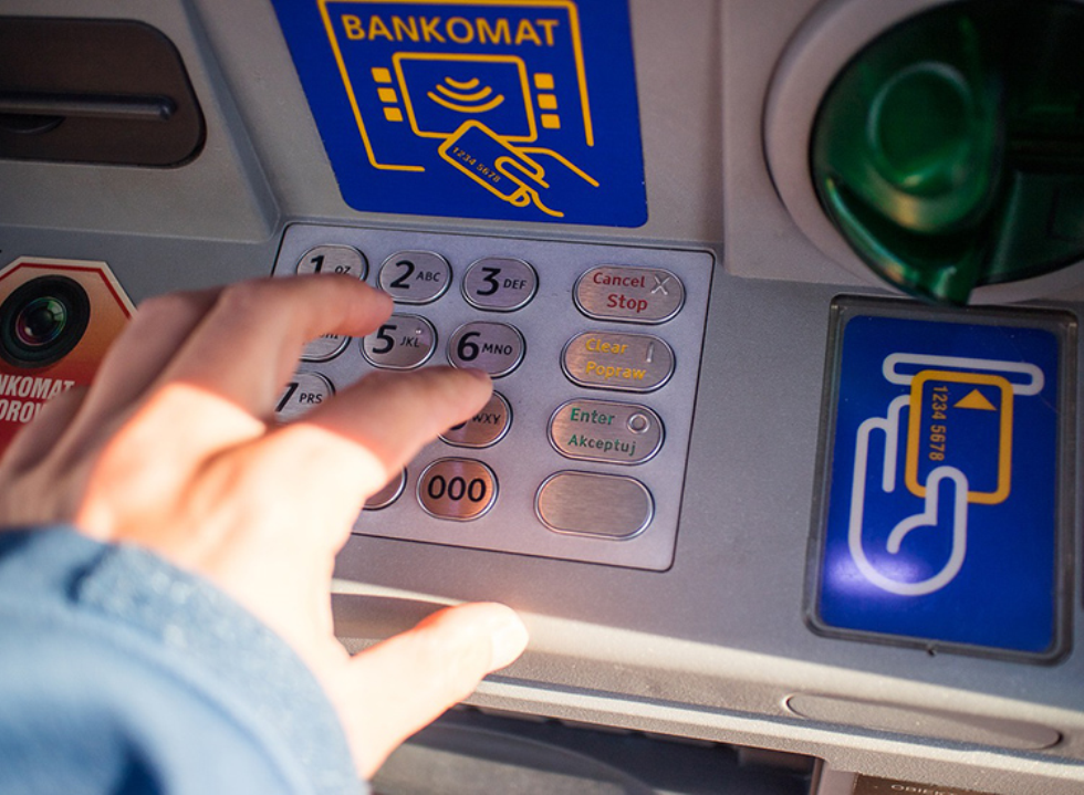 Appello Abi ai pensionati: privilegiare i bancomat per prelevare